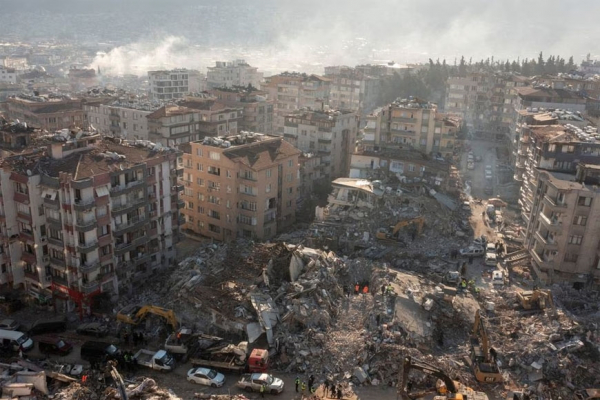 Các toà nhà bị đổ sập sau trận động đất ở Thổ Nhĩ Kỳ. Nguồn: Reuters
